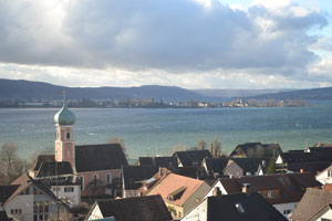 Blick über Allensbach und Nikolauskirche auf die Insel Reichenau