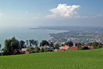 Blick vom Pfänder über Bregenz auf den Bodensee (mit Insel Lindau)