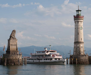Hafeneinfahrt von Lindau am Bodensee mit dem Bayerischen Lwen, dem Neuen Leuchtturm und der Schwaben.