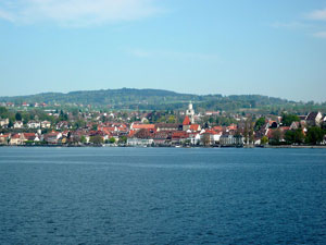 Blick vom Bodensee auf die Stadt Überlingen